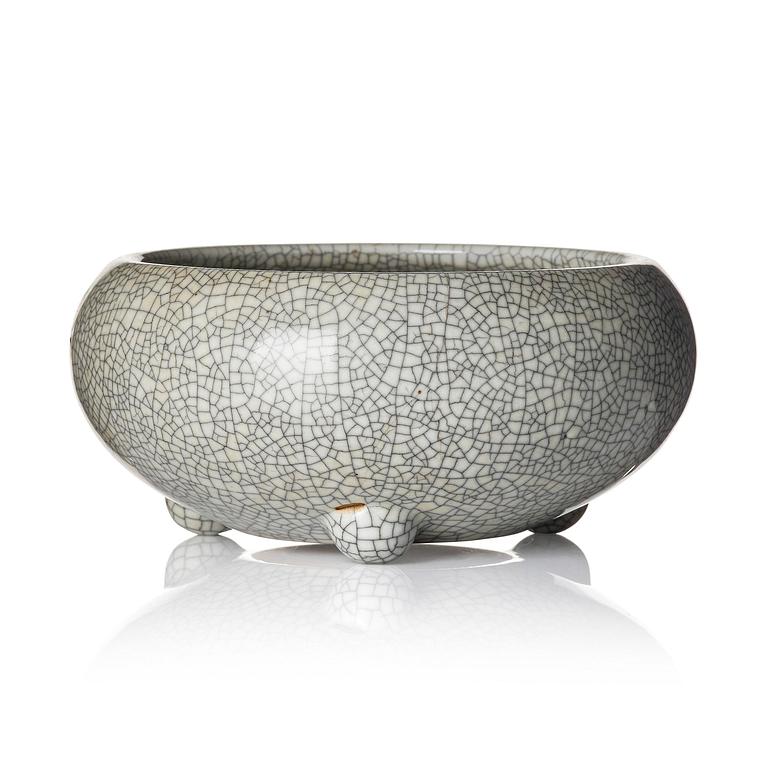 A Chinese ge-glazed censer, Qing dynasty.