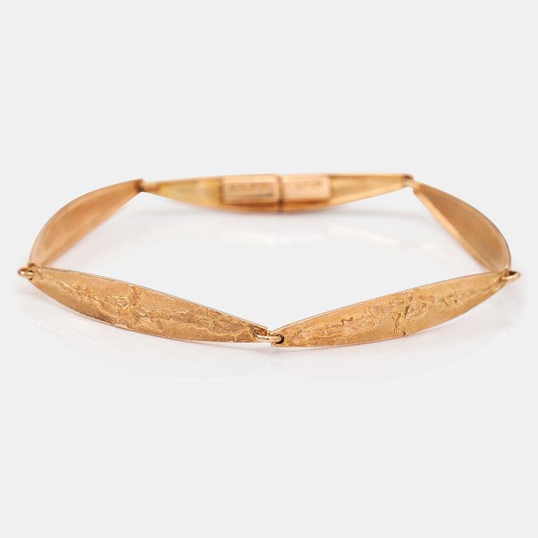 Björn Weckström, A 14K gold bracelet "Relief". Lapponia 1965.