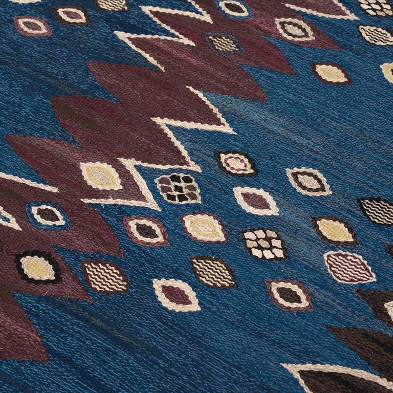 CARPET. "Snäckorna". Tapestry weave. 275,5 x 194 cm. Signed AB MMF BN.