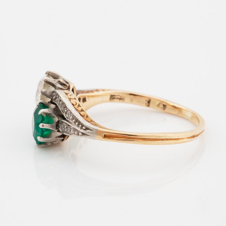 Ring med smaragd och briljantslipad diamant.