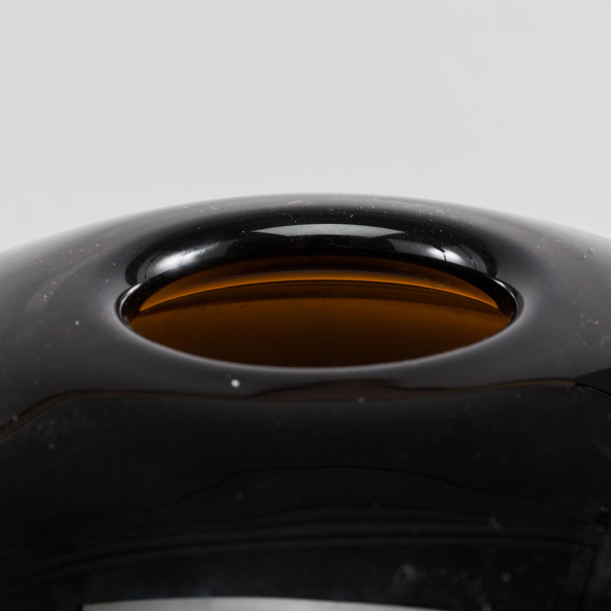 An italian Murano Cenedese glass vase. Approx. 1995.