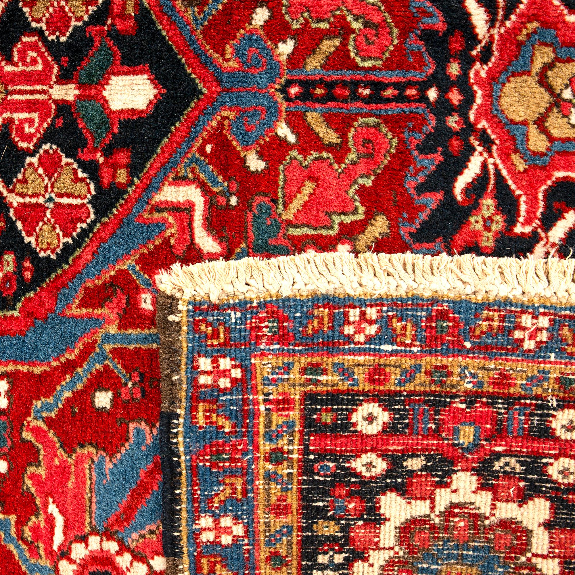 Carpet, semi-antique Heriz, northwestern Persia, approx. 400 x 295 cm.