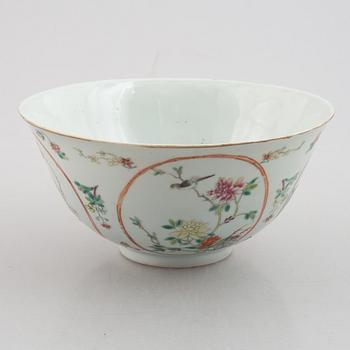 A porcelain bowl, China, late Qing dynasty, around 1900.