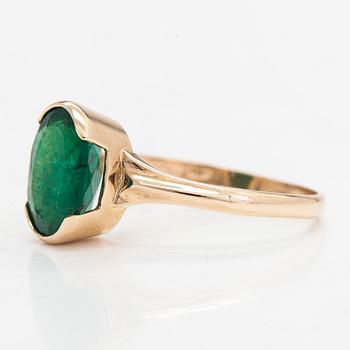 A 14K gold ring, with an oval-cut emerald approx. 2.22 ct. Finnish hallmarks 1982. With IGI certificate.