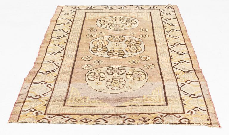 Matta, antik Khotan, ca 235 x 127 cm.