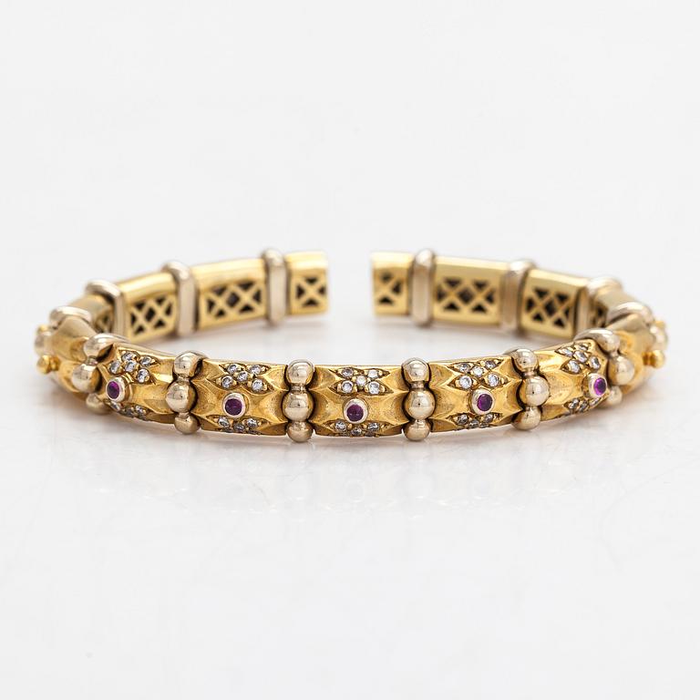 An ca. 18K gold bangle with diamonds approx. 0.50 ct. in total and rubies.