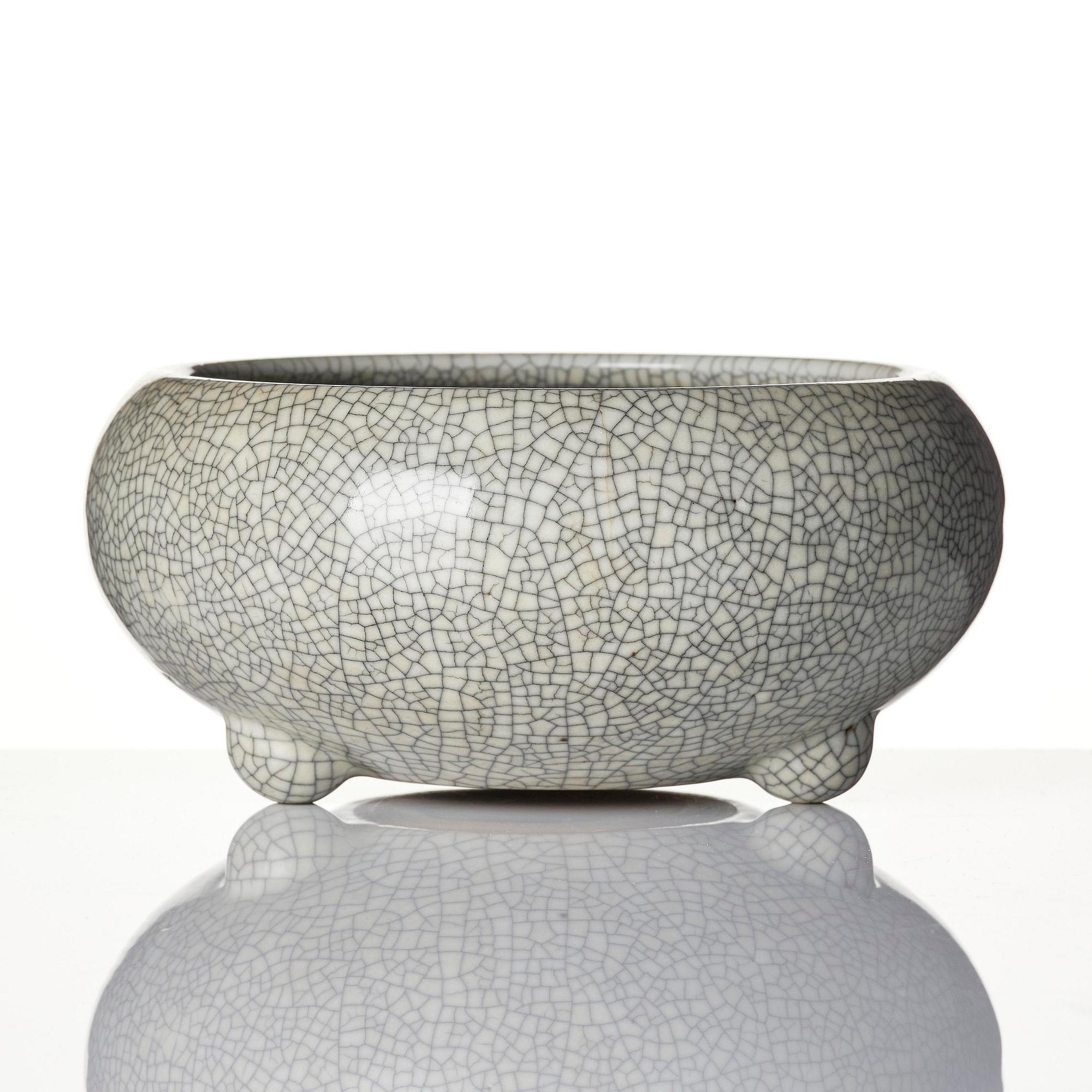 A Chinese ge-glazed censer, Qing dynasty.