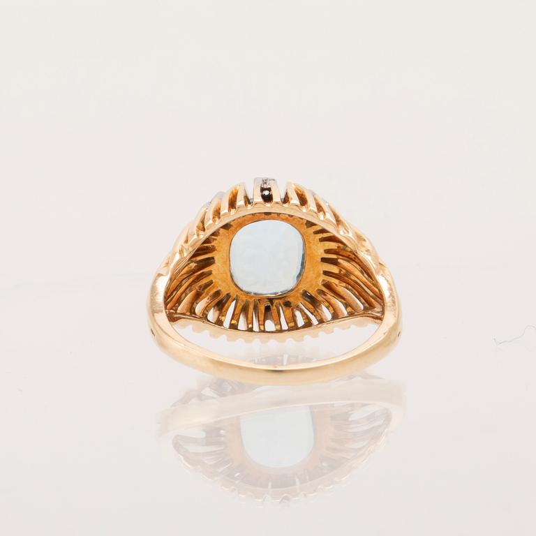 Ring 18K vitt och rött guld med ovalt fasetterad akvamarin samt runda enkelslipade diamanter.