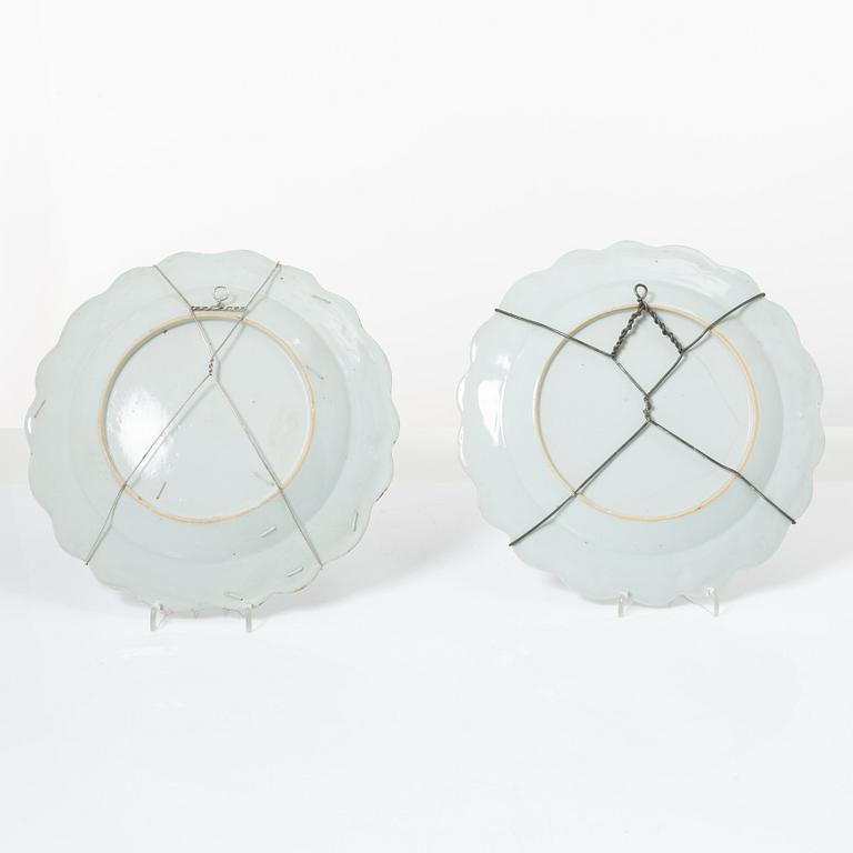 Tallrikar, ett par, vapenporslin, Qingdynastin, Qianlong (1736-95).