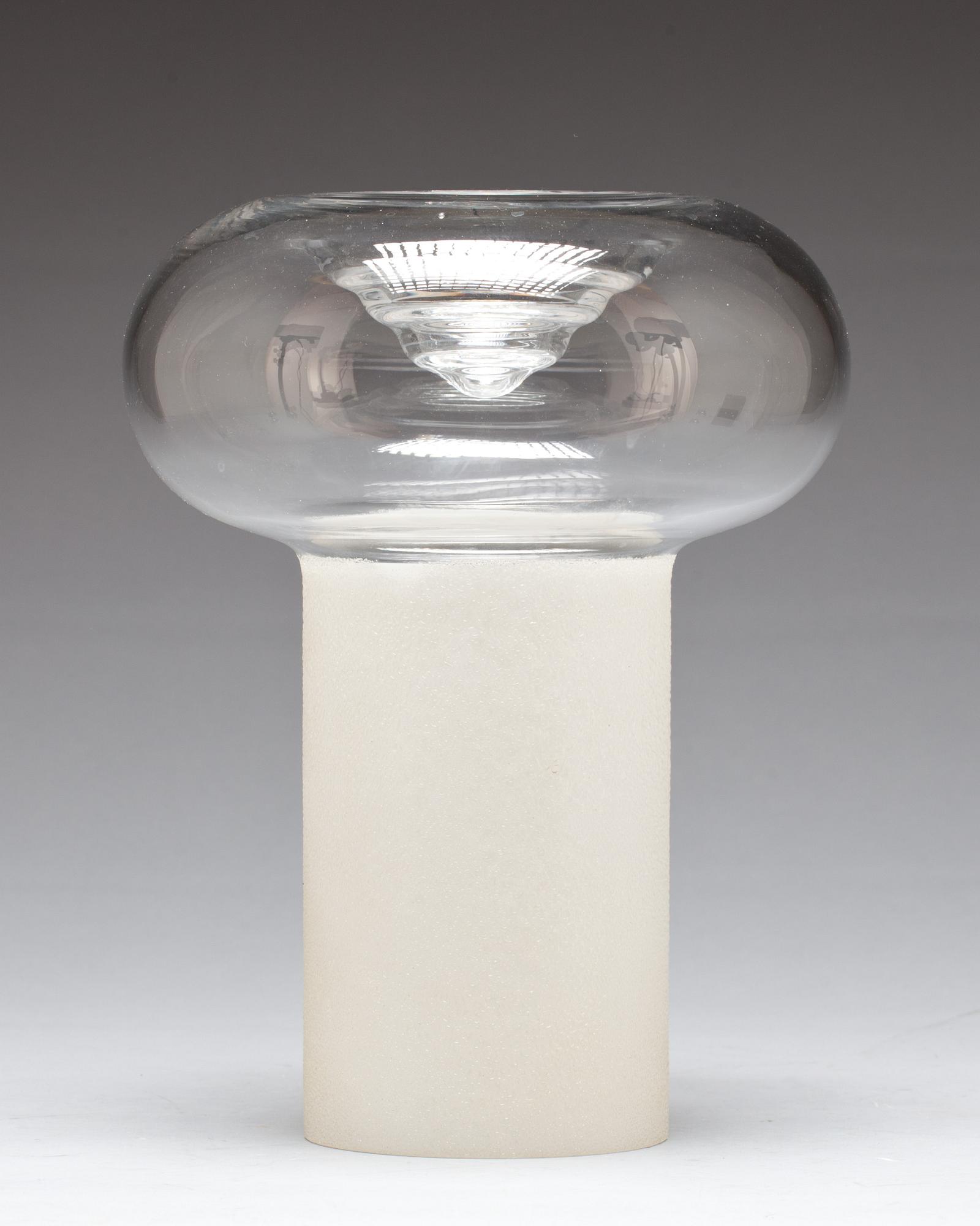 BORDSLAMPA, glas. Kosta, design Olle Alberius. 1900-talets andra hälft.