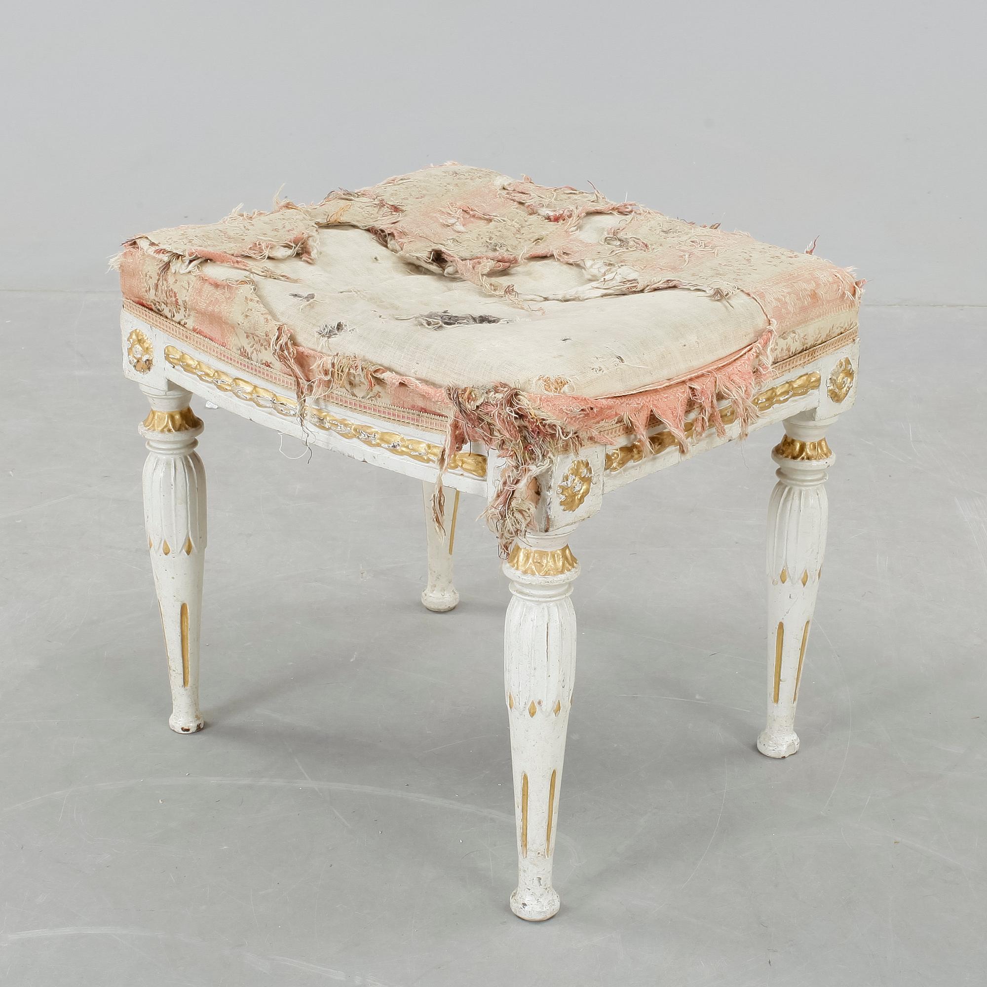 TABURETT, sengustaviansk, omkring 1800.