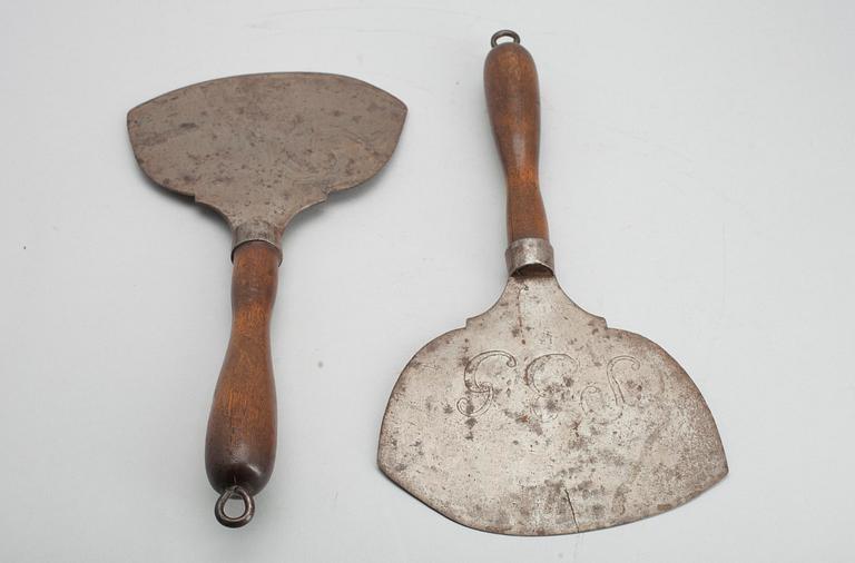 KÖKSREDSKAP, ett par, trä och metall, allmoge, sign. GES och dat. 1789.
