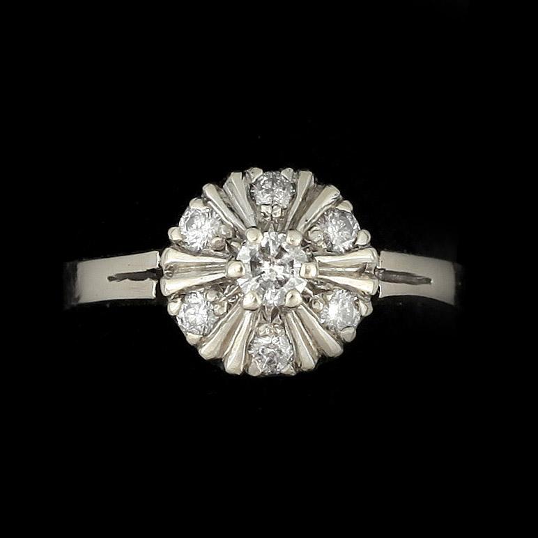 RING, 14k vitguld med briljantslipade diamanter tot ca 0,33 ct. Vikt ca 2 gram.