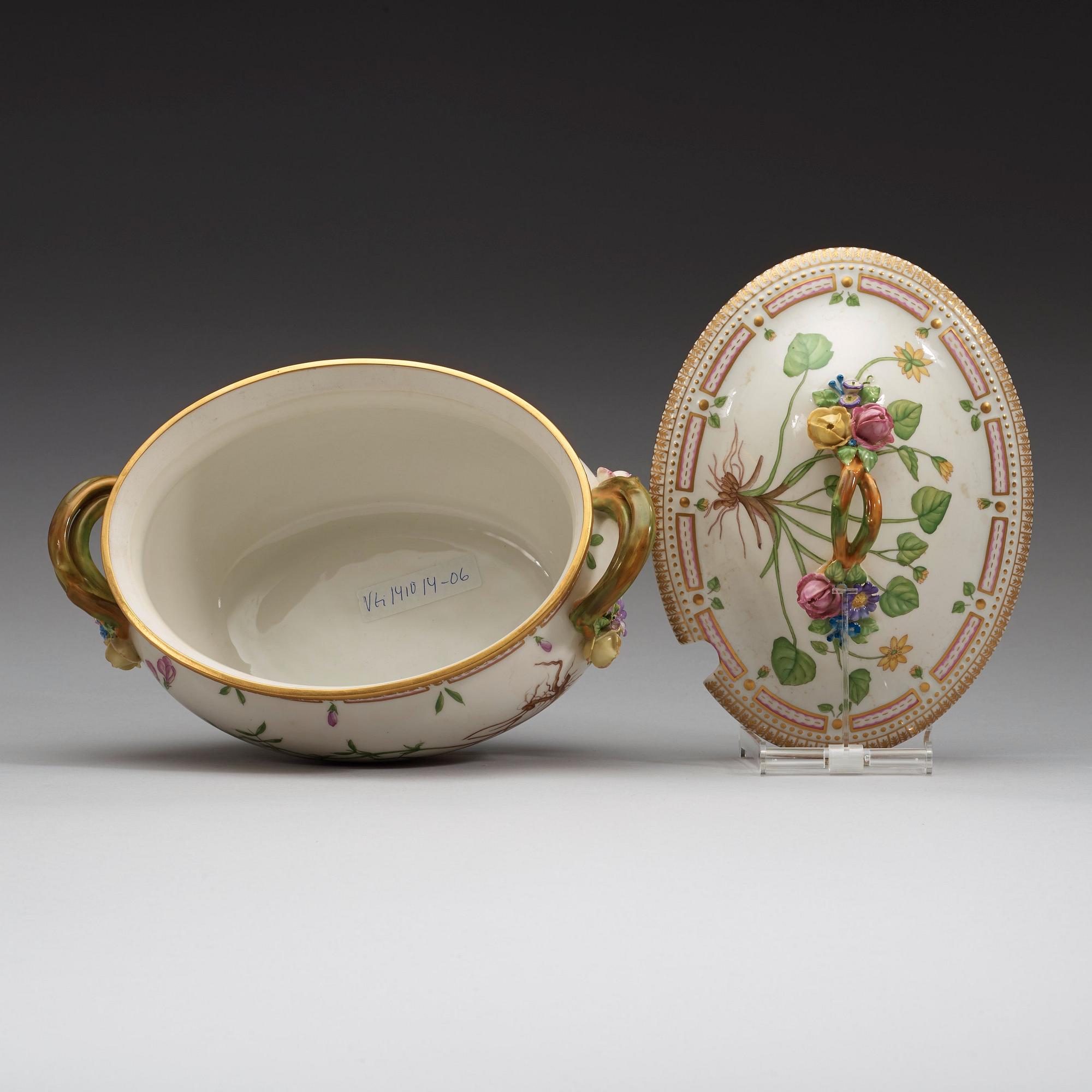 TERRIN med LOCK, porslin. Kungl Dansk, "Flora Danica", 1900-tal.