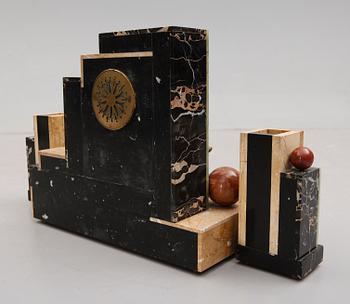 BORDSGARNITYR, 3 delar, marmor och onyx, art déco, 1900-talets första hälft.