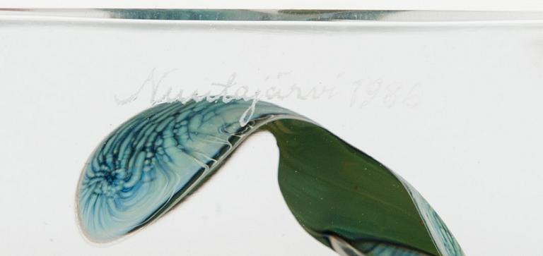 ÅRSKUB, glas, signerad Oiva Toikka, Nuutajärvi 1986, 568/2000.