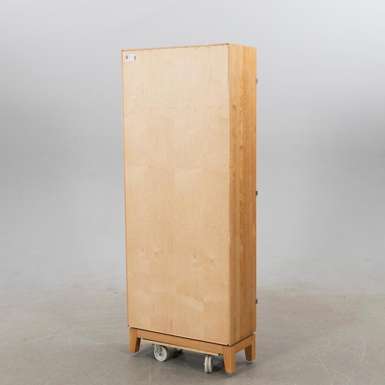 Vitrinskåp, Marit Stigsdotter ”Allegro”, Stolab 2004.