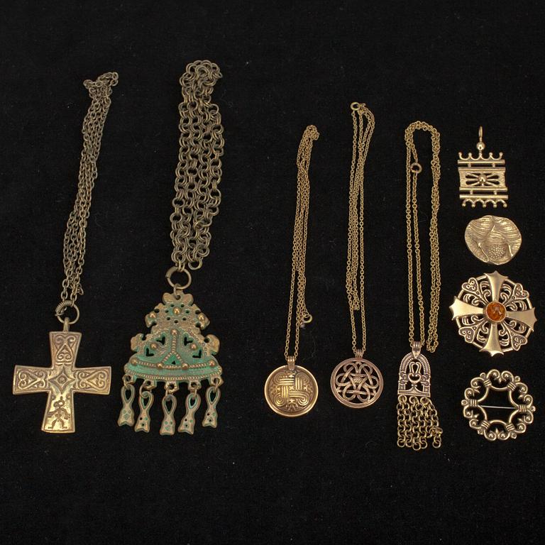 KORUJA, 12 kpl, pronssia, Kalevala Koru, sekä RIIPUS ja RINTAKORU, Suomi. 1900-luku.