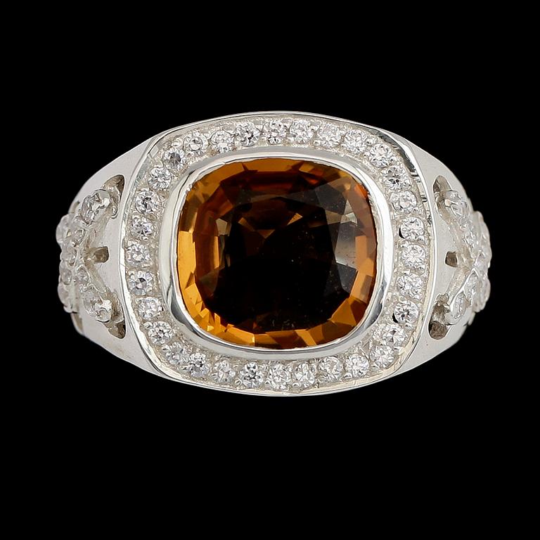 RING, vitguldspläterat sterlingsilver, gul citrin ca 3.85 ct, vita safirer tot ca 0.72 ct.