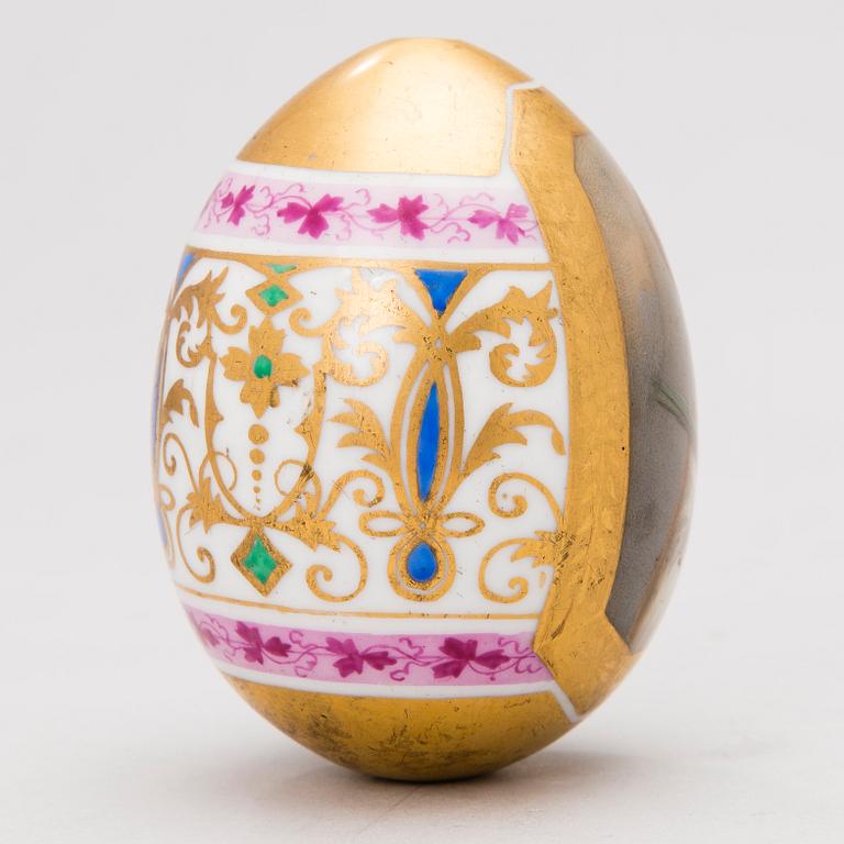 AN 19TH CENTURY RUSSIAN PORCELAIN EASTER EGG.