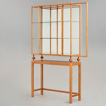 Josef Frank, vitrinskåp, Firma Svenskt Tenn, modell 2077.