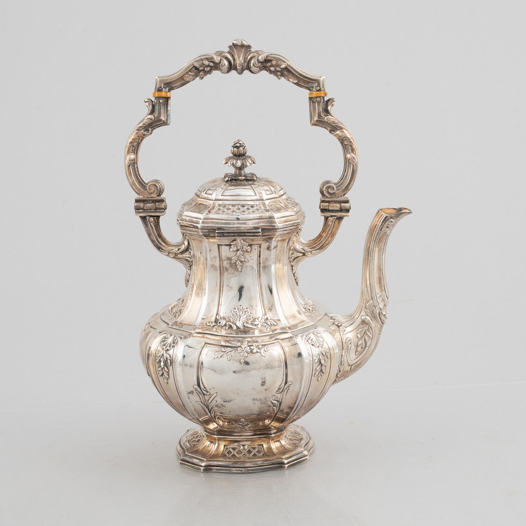 A French silver teapot, Paris, after 1832.