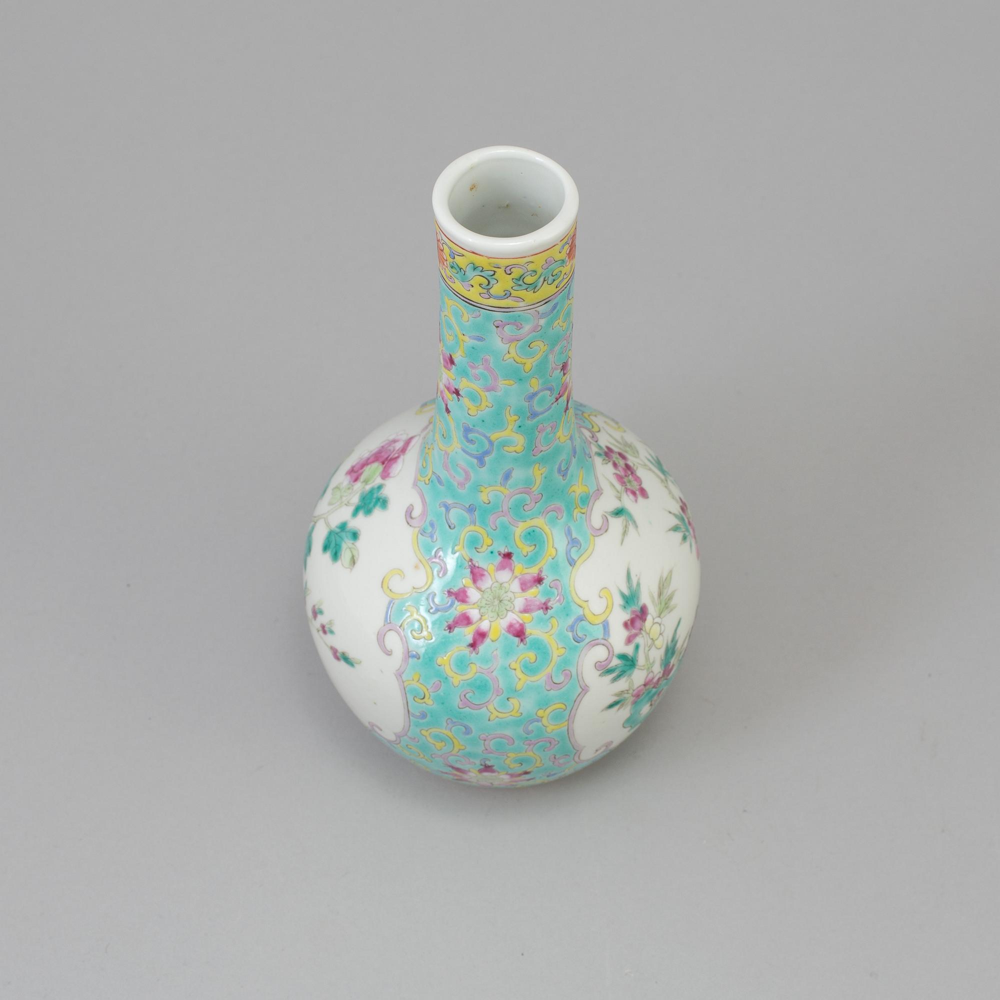 A chinese famille rose porcelain vase. Qing dynasty, Guangxu (1874-1908), with Kangxi four character mark.