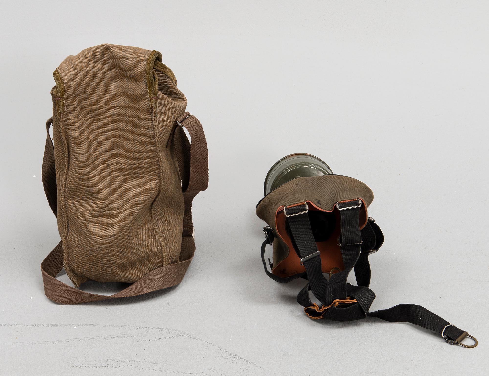 RYGGSÄCKAR, 3 ST, SAMT GASMASK, militär, 1900-talets mitt.