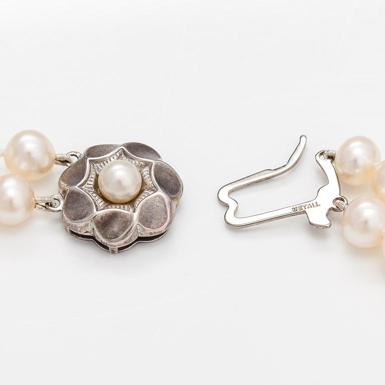 A two-strand pearl collier ja sterlinghopeaa.