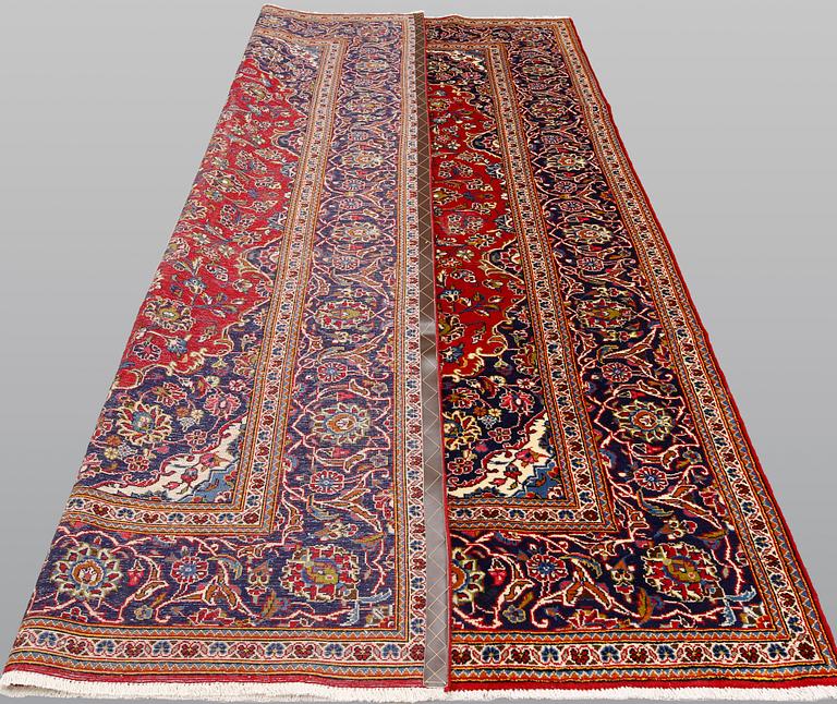 A Keshan carpet, approx. 303 x 202 cm.