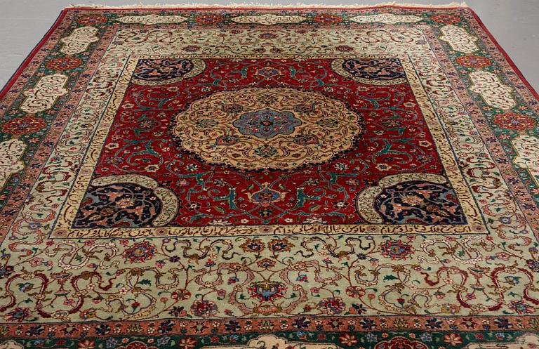 Matto, semi-antique Tabriz, signed ca 335,5 x 256,5 - 261,5 cm.