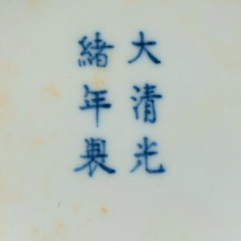 SKÅLFAT, ett par, porslin, Qing dynastin, Guangxu (1874-1908) märke och period.