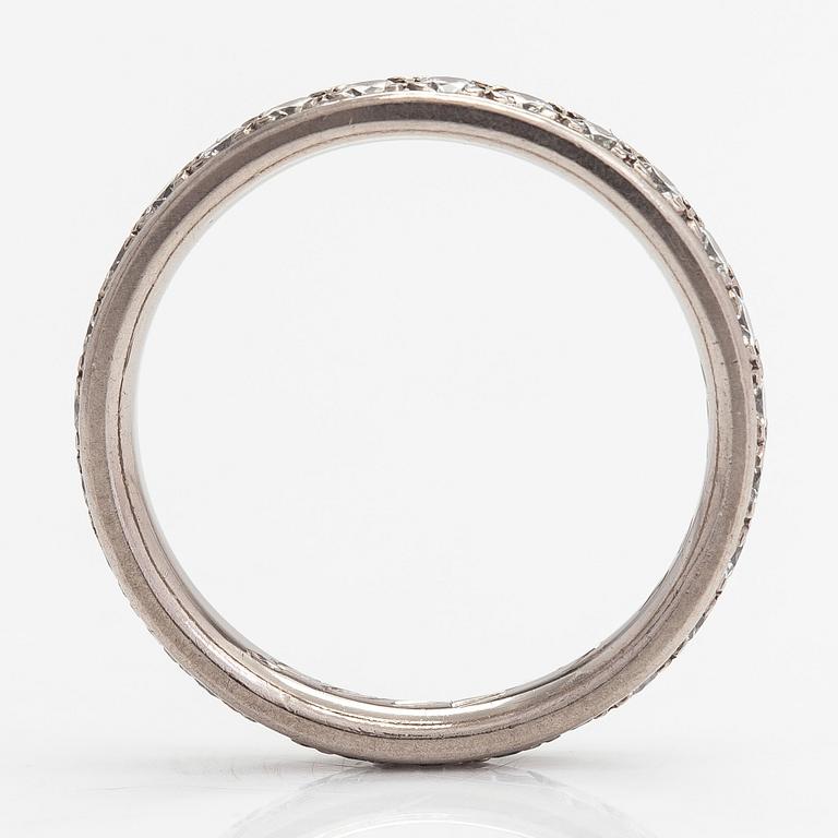 An 18K palladium white gold eternity ring with brilliant cut diamonds approx. 0.81 ct in total.