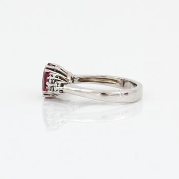 RING, 18K vitguld med rosa turmalin 1,70 ct och briljantslipade diamanter tot ca 0,26 ct. Vikt 6 gram.