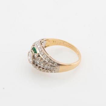Ring in 18K gold set with round brilliant-cut diamonds and faceted emeralds, Art Deco, first quarter of the 20th century.