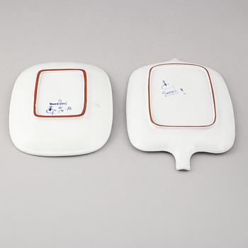 Stig Lindberg, two eathenware dishes and a vase, Gustavsberg Studio.