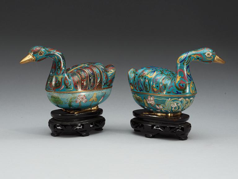 Two Cloisonné tureens with cover, Qing dynasty, ca 1800.