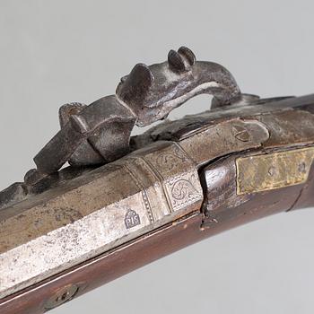 A snaplock rifle, 17th century.