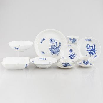 Royal Copenhagen, servisdelar, 51 st, porslin, "Blå blomst", Danmark.