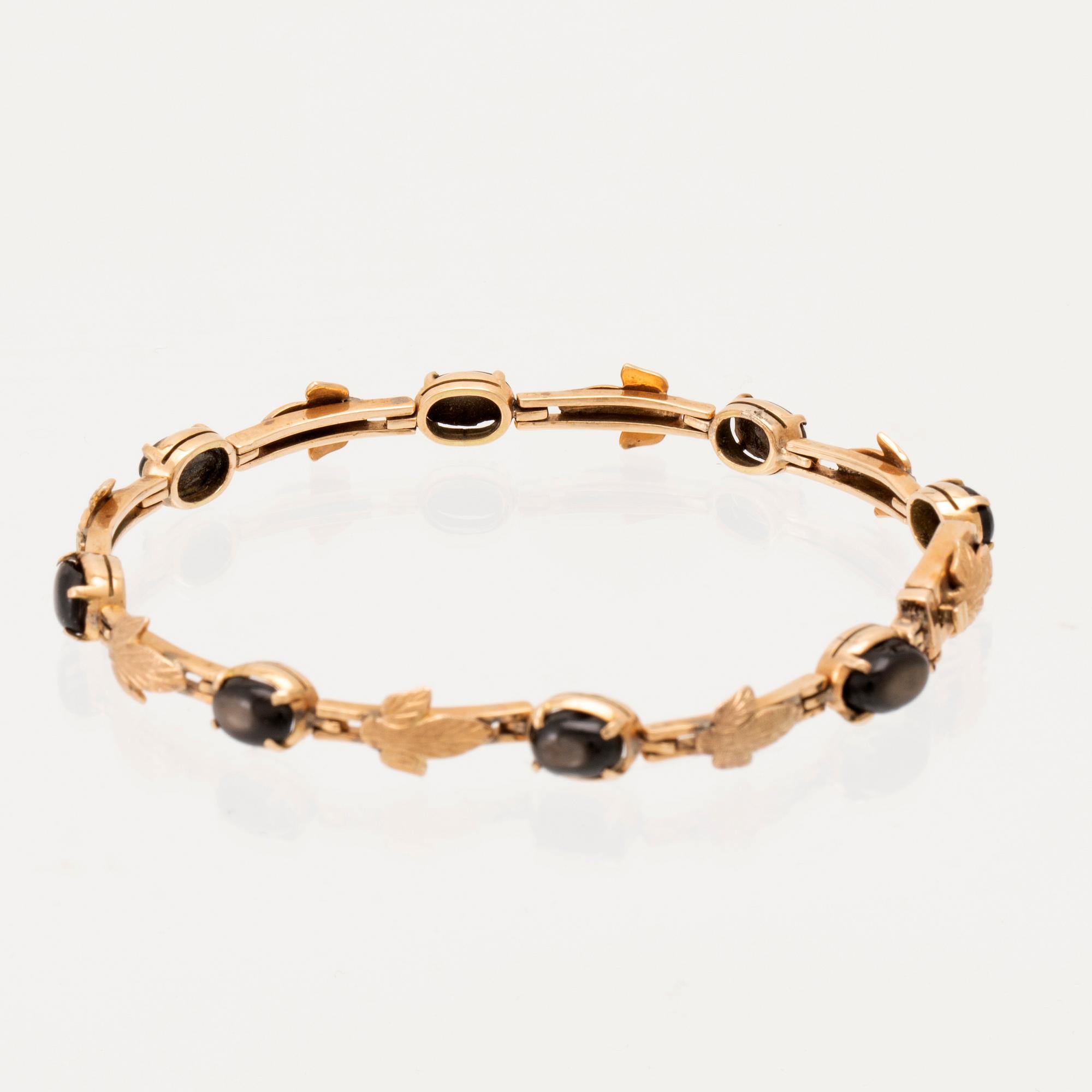 Armband 14K guld med svarta cabochonslipade stjärnsafirer.