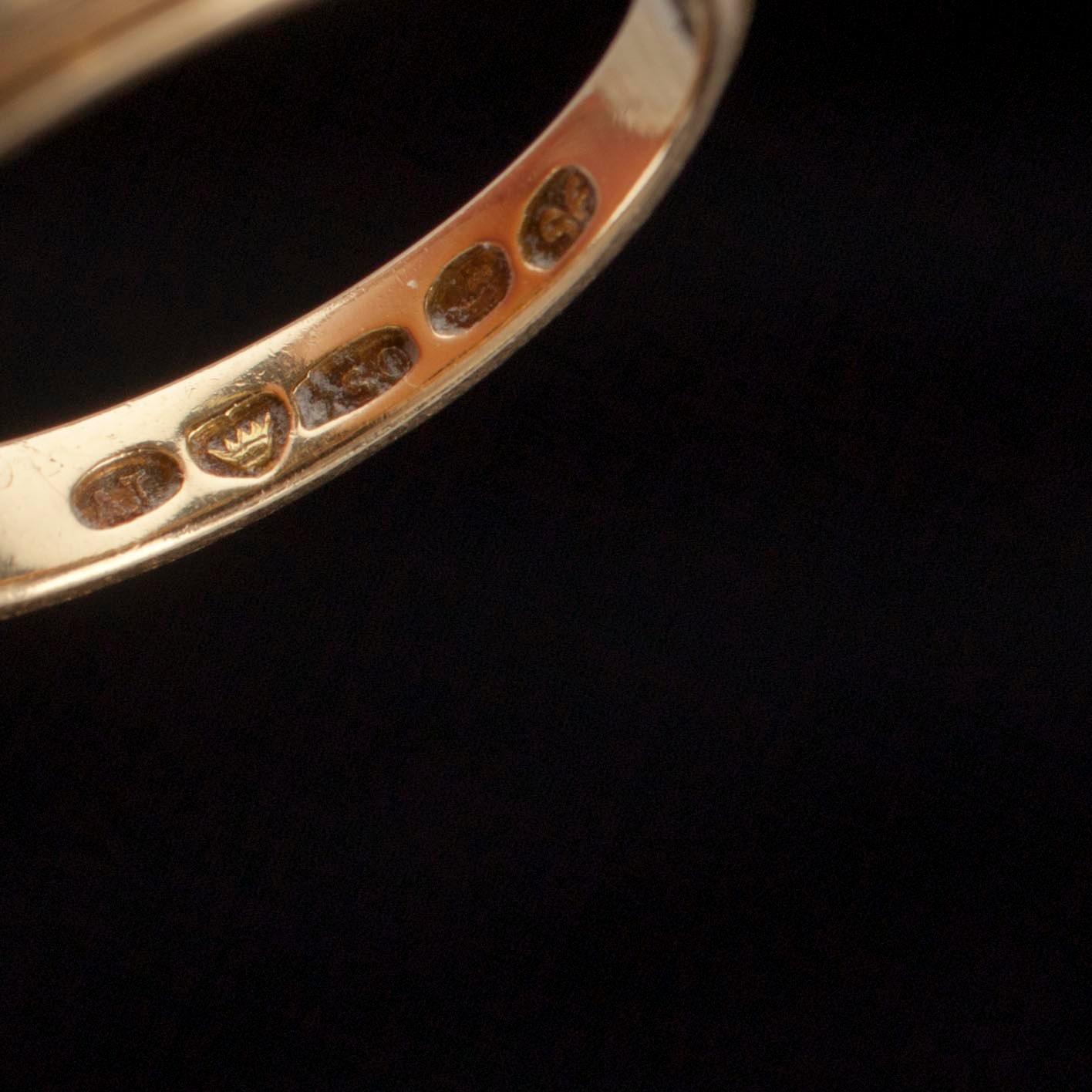 RING, guld 18K samt tre diamanter, A. Tillander, Helsingfors 1947. Vikt ca 3,8.