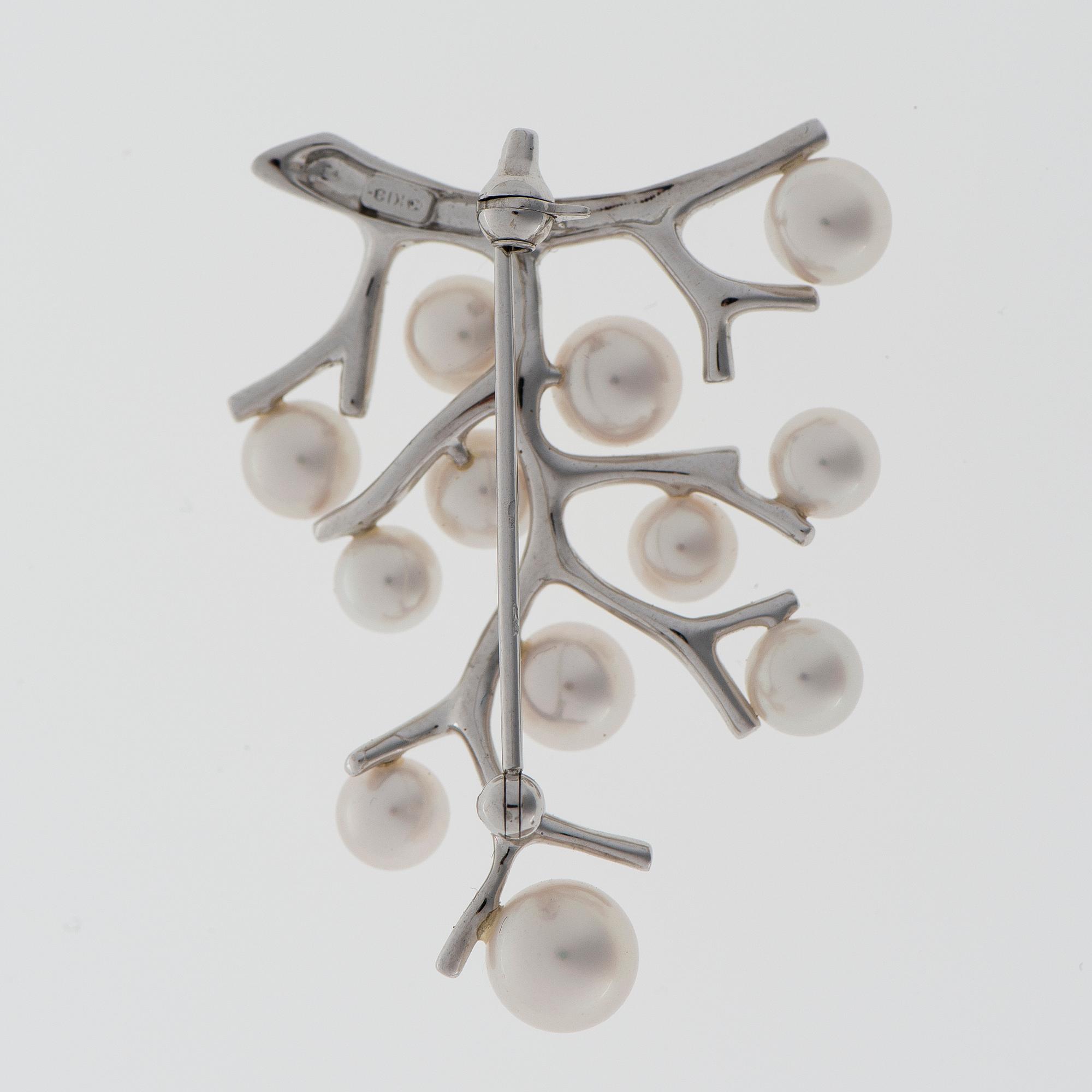 A BROOCH, Mikimoto, cultured pearls, 18K white gold.