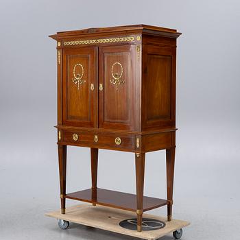 Skåp, empirestil, 1900-talets första hälft.