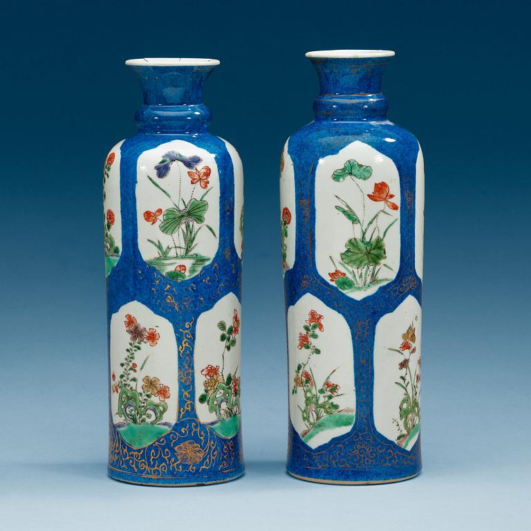 VASER, två stycken, snarlika, porslin. Qing dynastin, Kangxi (1662-1722).