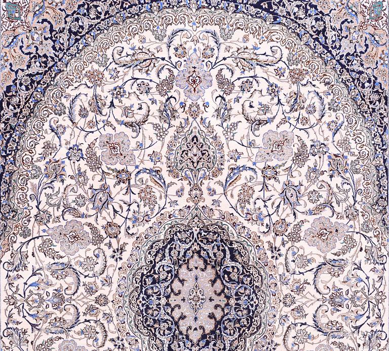 Nain part silk, 6LAA, signed, ca 392 x 300 cm.