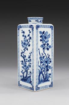 A blue and white square flask, Qing dynasty, Kangxi (1662-1722).