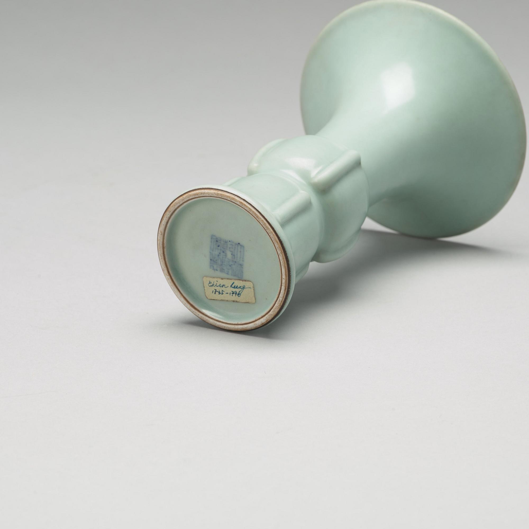 VAS, porslin. Kina, 1900-tal, troligen Republik med Qianlongsmärke.