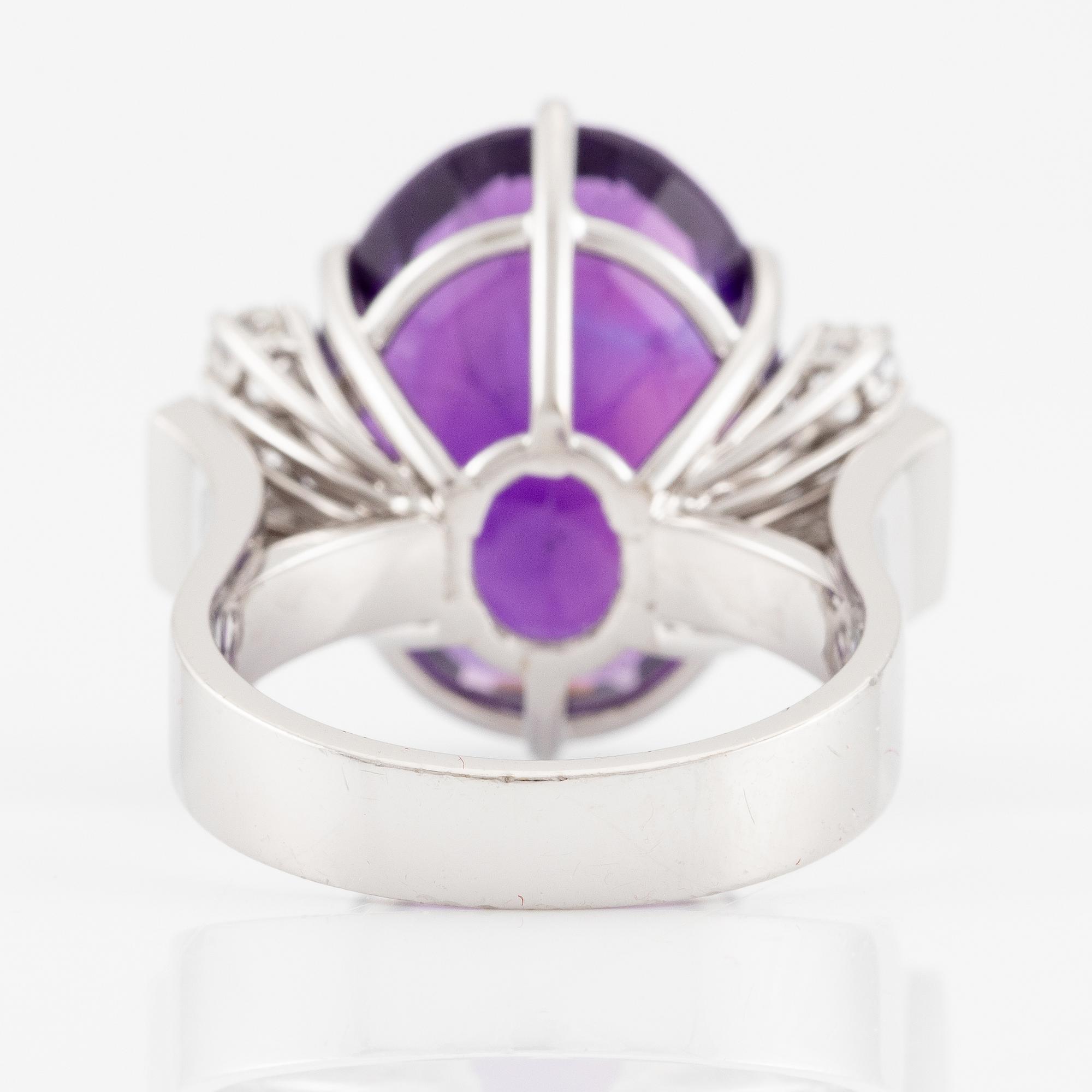 Ring 18K vitguld med en fasettslipad ametist samt runda och åttkantslipade diamanter, CF Carlman.