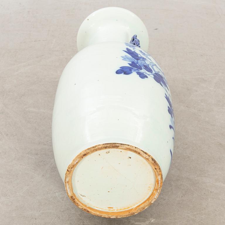 A Chinese porcelain vase around 1900.