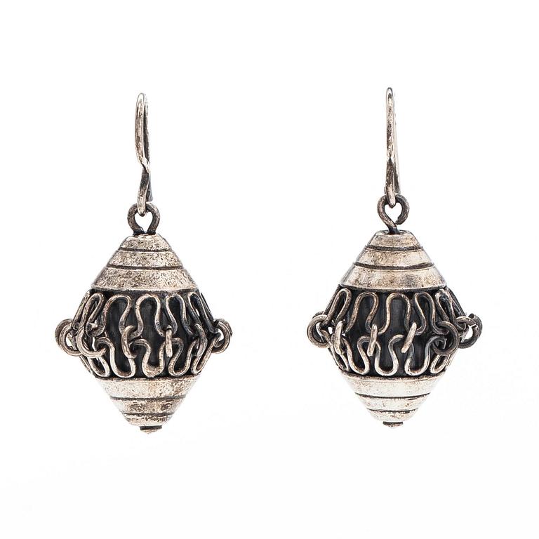 Kalevala Koru, korvakorut, hopeaa.